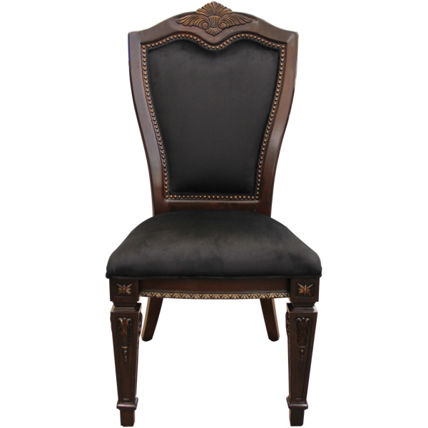 Μία κλασική καρέκλα, με τοξωτή πλάτη. Διαθέτει σκάλισμα στην ημικυκλικού σχήματος πλάτη της, ενώ τα πόδια της διαφέρουν τα εμπρός από τα πίσω.