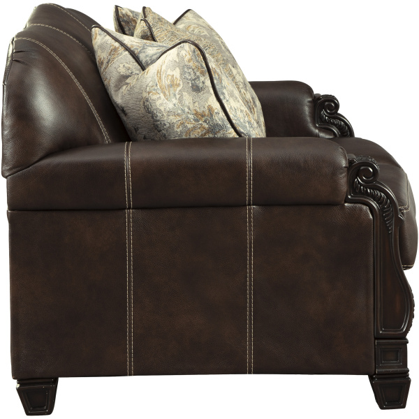 Διθέσιος καναπές Embrook της Ashley® από ξύλο και γνήσιο δέρμα. Με περίτεχνο σκάλισμα, αποσπώμενα μαξιλάρια καθίσματος και απαλά διακοσμητικά μαξιλάρια.