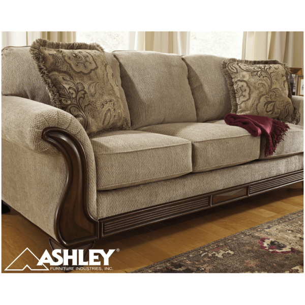 Κλασικός καναπές Ashley με λεπτομέρια ξύλου και μπεζ κοτλέ ύφασμα