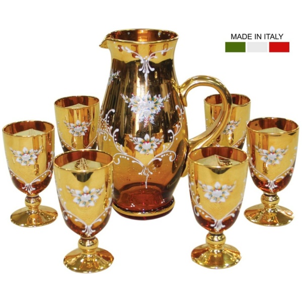 Σερβίτσιο νερού Μουράνο, με έξι ποτήρια και μία κανάτα με χρυσό χερούλι, σε κεχριμπαρένιο και χρυσό φόντο.