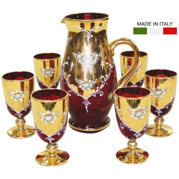 Σερβίτσιο νερού Μουράνο, με έξι ποτήρια και μία κανάτα με χρυσό χερούλι, σε κόκκινο και χρυσό φόντο.