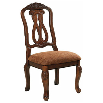 Ξύλινη καρέκλα τραπεζαρίας North Shore, από την Ashley®, με «βασιλική» άνεση, ωραία σκαλίσματα και πολύ άνετο μαξιλάρι στο κάθισμα.