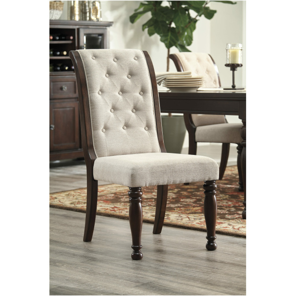 Καρέκλα τραπεζαρίας της σειράς Porter, από την Ashley®. Κομψή και λιτή, διαθέτει σχεδίαση με κεκλιμένη πλάτη, επενδεδυμένη με ταπετσαρία.