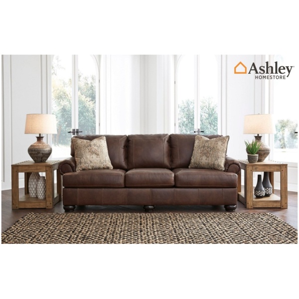 Τριθέσιος καναπές Beamerton, της Ashley®. Είναι επενδεδυμένος από γνήσιο δέρμα και διαθέτει αναπαυτικά μπράτσα, εμφανείς ραφές και εμφανή στρογγυλά πόδια.