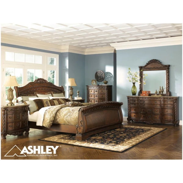Ένα “βασιλικό” κρεβάτι, της σειράς North Shore, από την Ashley. Συμπαγές και πλούσια διακοσμημένο, σε καφέ χρώμα, θα ομορφαίνει τον ύπνο σας.