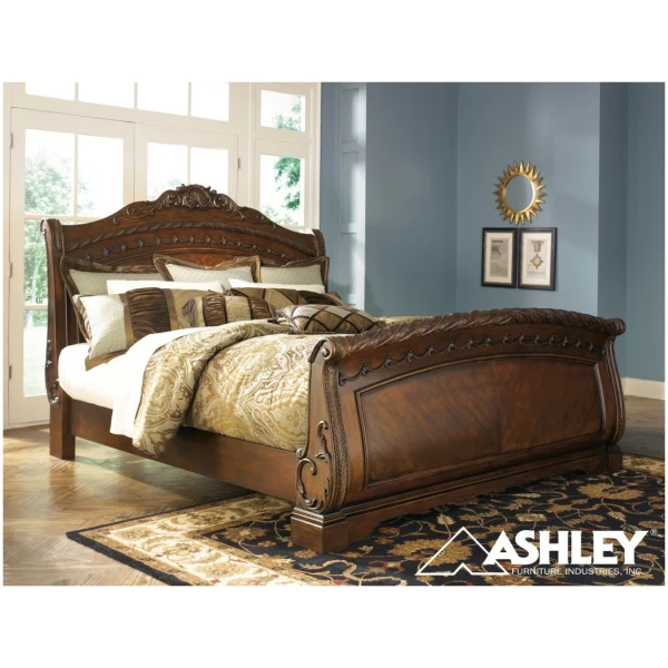 Ένα “βασιλικό” κρεβάτι, της σειράς North Shore, από την Ashley. Συμπαγές και πλούσια διακοσμημένο, σε καφέ χρώμα, θα ομορφαίνει τον ύπνο σας.
