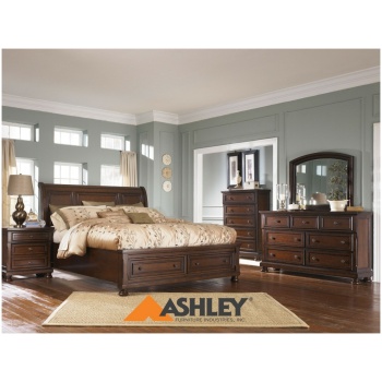 Κρεβάτι παλαιού στυλ, της Ashley, με εμφανή πόδια, που διαθέτει δύο ευρύχωρα συρτάρια στο κάτω τμήμα του.