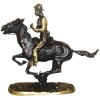 Μπρούτζινο άγαλμα, ενός καομποϋ (cowboy) με το αλογό του, καθώς καλπάζουν.