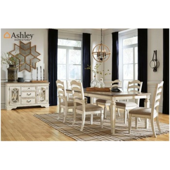Τραπεζαρία Realyn, της Ashley, με  επεκτεινόμενο τραπέζι και έξι καρέκλες με στρογγυλεμένες σανίδες στην πλάτη σε παλαιωμένο λευκό.