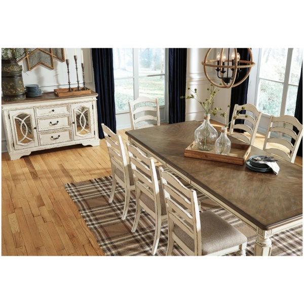 Επεκτεινόμενο τραπέζι Realyn, της Ashley, με διακριτικό σκάλισμα, χρώμα παλαιωμένο λευκό και καφέ-ο-λε επιφάνεια.