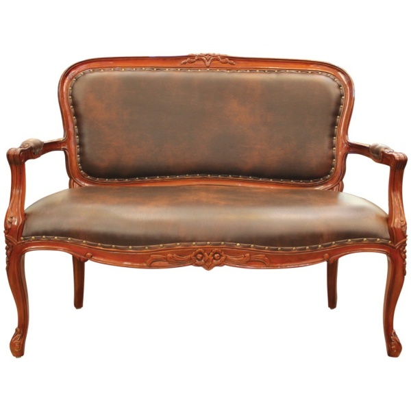 Διθέσιος καναπές, με ξύλινο εμφανή σκαλιστό σκελετό και διακριτή πλάτη, Το κάθισμα και η πλάτη του είναι μαξιλαρωτά, σε σκούρο καφέ χρώμα.