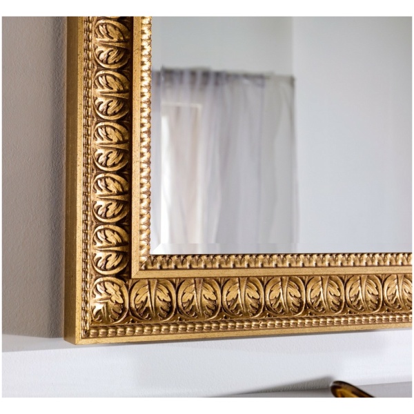 Επιτοίχιος ορθογώνιος ιταλικός καθρέπτης, με φαρδιά ανάγλυφη κορνίζα, σε χρώμα χρυσό.