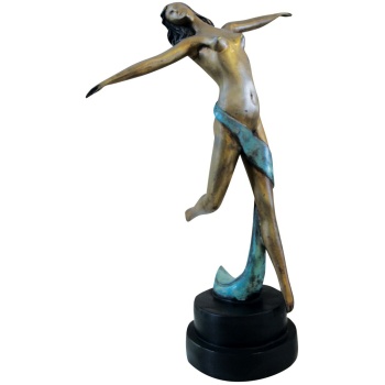 Μπρούτζινο άγαλμα, γυμνής χορεύτριας, που την αγκαλιάζει ένα πράσσινο σάλι.