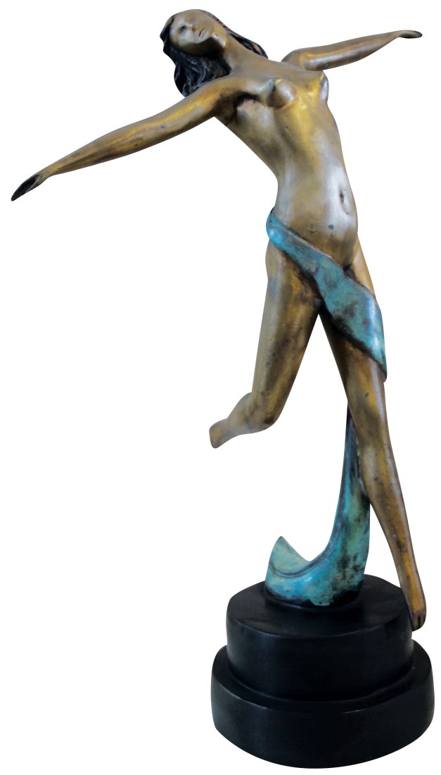 Μπρούτζινο άγαλμα, γυμνής χορεύτριας, που την αγκαλιάζει ένα πράσσινο σάλι.