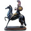 Μπρούτζινο άγαλμα Αμαζόνας πάνω σε άλογο, που κρατά ασπίδα.