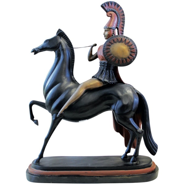 Μπρούτζινο άγαλμα Αμαζόνας πάνω σε άλογο, που κρατά ασπίδα.