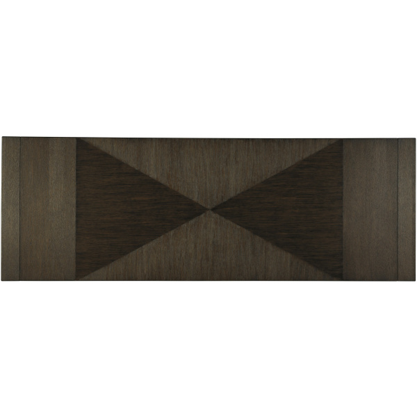 Ορθογώνιο επεκτεινόμενο τραπέζι Dellbeck, της Ashley, σε σκούρο καφέ χρώμα, με ευθείες γραμμές και γεωμετρικά σχήματα στην επιφάνειά του.