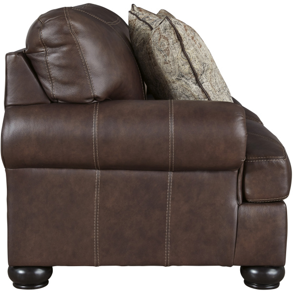 Τριθέσιος καναπές Beamerton, της Ashley®. Είναι επενδεδυμένος από γνήσιο δέρμα και διαθέτει αναπαυτικά μπράτσα, εμφανείς ραφές και εμφανή στρογγυλά πόδια.