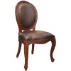 Καρέκλα με διακριτή οβάλ πλάτη, σκάλισμα στον ξύλινο σκελετό και όμορφη ταπετσαρία, σε σκούρο καφέ τεχνόδερμα.
