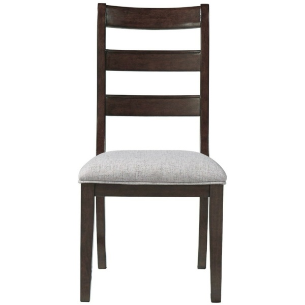 Τραπεζαρία 7 τμχ. Adinton της Ashley με οβάλ τραπέζι και έξι καρέκλες με τρία οριζόντια κοίλα ξύλα στην πλάτη και μαξιλαρωτό κάθισμα.