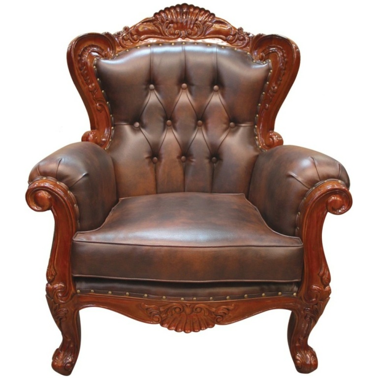Πολυθρόνα μπερζέρα, με ξύλινο σκαλιστό σκελετό, καπιτονέ πλάτη και αποσπώμενο μαξιλάρι καθίσματος, σε σκούρο καφέ χρώμα.