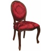 Καρέκλα με διακριτή οβάλ πλάτη, σκάλισμα στον ξύλινο σκελετό και μπορντό βελούδινη ταπετσαρία με σχέδια.