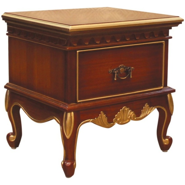 Κομοδίνο Louis XV, με καμπυλωτά πόδια, λιτό σκάλισμα και διακόσμηση σε χρυσό χρώμα. Έχει ένα ντουλάπι με μπρούτζινο χερούλι.