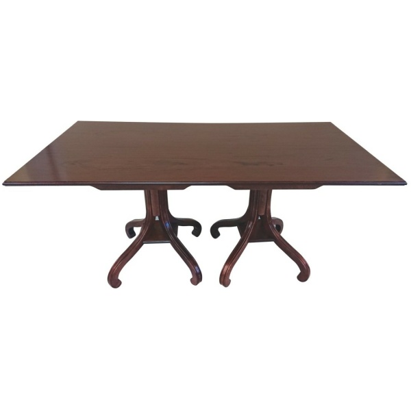 Ξύλινο ορθογώνιο τραπέζι, τραπεζαρίας, με δύο βάσεις στήριξης, με έναν κάθετο άξονα, που καταλήγει σε τέσσερα κυρτά πόδια.