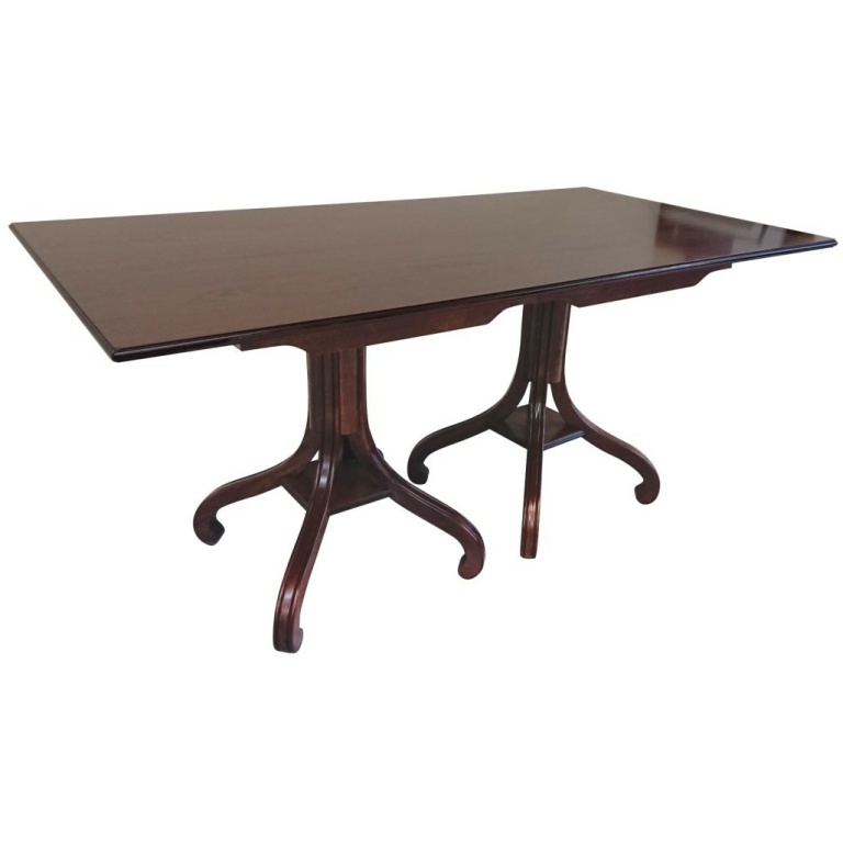 Ξύλινο ορθογώνιο τραπέζι, τραπεζαρίας, με δύο βάσεις στήριξης, με έναν κάθετο άξονα, που καταλήγει σε τέσσερα κυρτά πόδια.