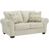 Ευρύχωρος διθέσιος καναπές σαλονιού Haisley της Ashley, με παχιά μαξιλάρια και ταπετσαρία από χοντρό ύφασμα σε χρώμα ελεφαντοστού.