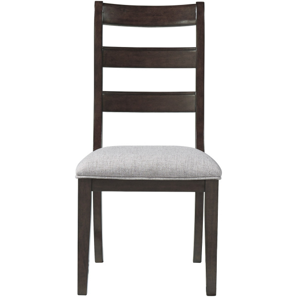 Ξύλινη καρέκλα της σειράς Adinton, από την Ashley, με ξύλινη ανατομική πλάτη και αφράτο μαξιλαρωτό κάθισμα.