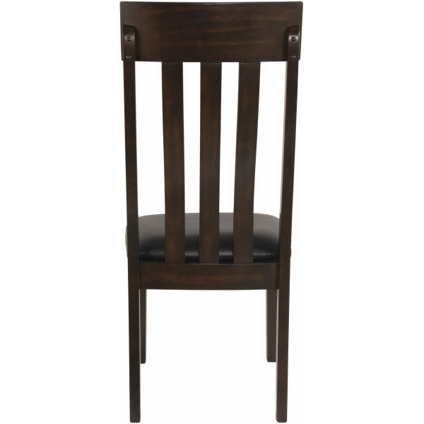 Καρέκλα τραπεζαρίας Haddigan, από την Ashley, με φαρδιά ξύλινη πλάτη και ανθεκτικό μαξιλαρωτό κάθισμα.