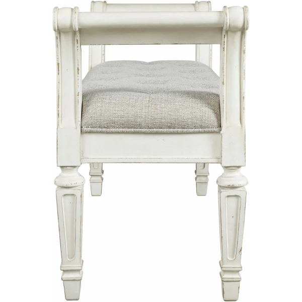 Παγκάκι Realyn, της Ashley, με διακριτικό σκαλιστό σχέδιο country style, χρώμα σε παλαιωμένο λευκό και αφράτο κάθισμα.