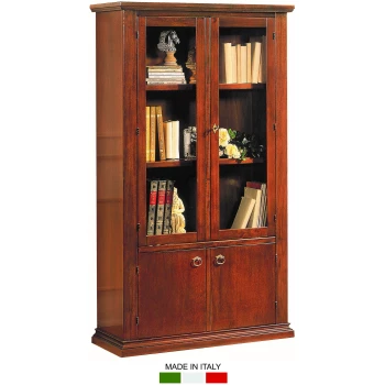 Βιβλιοθήκη - βιτρίνα ιταλική, με τρία ράφια στην βιτρίνα της και ένα ντουλάπι. Διακρίνεται από τα μπρούτζινα χερούλια και το φινίρισμά της.