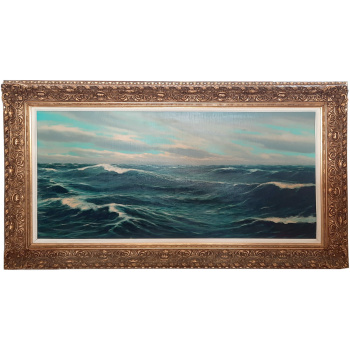 Κλασικός πίνακας, που απεικονίζει μία θάλασσα ανταριασμένη και απειλητική. Πλαισιώνεται από μία θεσπέσια χρυσαφί κορνίζα.