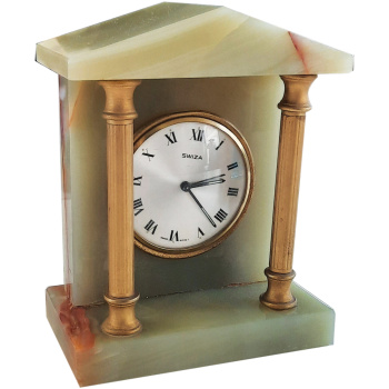 Επιτραπέζιο μαρμάρινο ρολόι vintage, σε ανοικτόχρωμο ελληνικό μάρμαρο, που το πλουτίζουν τα χρωματιστά “νερά” του.