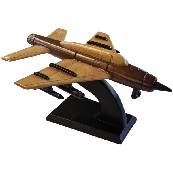 Διακοσμητικό μοντέλο αεροπλάνου, φτιαγμένο από ξύλο, που έχει λουστραριστεί με διαφορετικά λούστρα και στηρίζεται σε ξύλινη βάση.