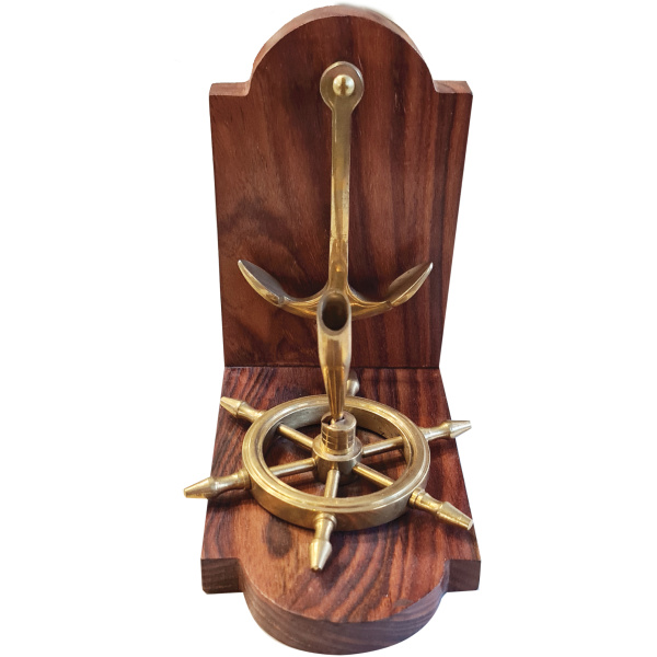 Ένα δώρο, που αποτελείται από μία ξύλινη βάση για στυλό, με μία άγκυρα και ένα τιμόνι πλοίου, από μπρούντζο.