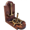 Ένα δώρο, που αποτελείται από μία ξύλινη βάση για στυλό, με μία άγκυρα και ένα τιμόνι πλοίου, από μπρούντζο.