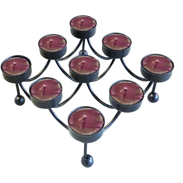 Ένα κηροπήγιο μεταλλικό, με εννέα θέσης κεριών, ανεπτυγμένων επίπεδα, σε τετράγωνη διάταξη.