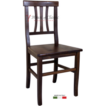 Ξύλινη ρουστίκ καρέκλα, σε απόχρωση ανοικτόχρωμης καρυδιάς. Η πλάτη της έχει ένα σχέδιο με σανίδες, ενώ το ξύλινο κάθισμα προσφέρει μεγάλη άνεση.