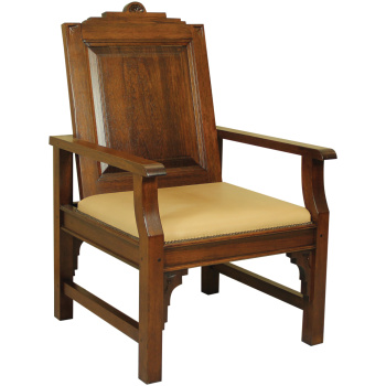 Μία άνετη, λιτή και συμπαγής πολυθρόνα Vintage, από μασίφ ξύλο καρυδιάς, με ορθογώνια σχέδια και λίγα διακριτικά σκαλίσματα.