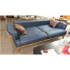 Τριθέσιος καναπές με έντονο μπλε χρώμα. Διαθέτει αφράτο κάθισμα και πλάτη, έξι εμφανή ξύλινα πόδια και μηχανισμό μετατροπής σε διπλό κρεβάτι.