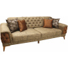 Τριθέσιος καναπές-κρεβάτι, με δίχρωμη ταπετσαρία, σε καφέ και μπεζ χρώμα. Διαθέτει τέσσερα διακοσμητικά μαξιλάρια.