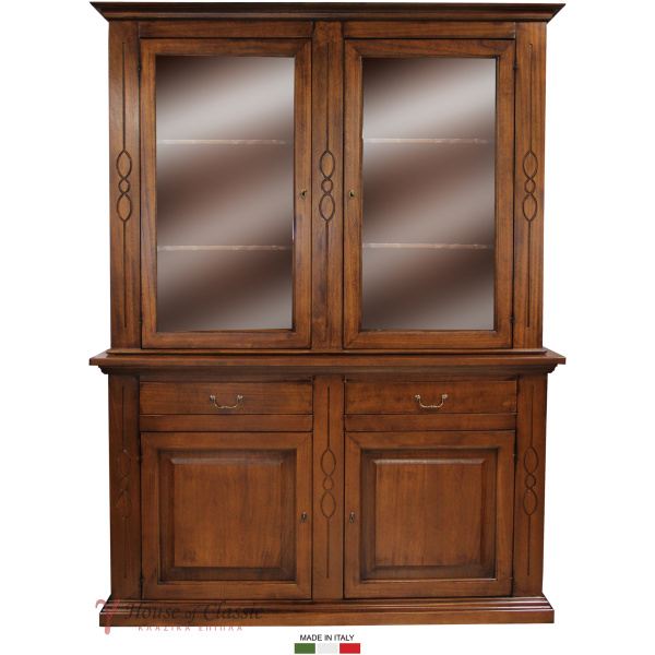 Σύνθετο ξύλινο, σε απόχρωση ανοικτόχρωμης καρυδιάς, με δύο ντουλάπια, δύο ευρύχωρα συρτάρια με μπρούτζινο χερούλι και μία δίφυλλη βιτρίνα.