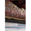 Καναπές τριθέσιος με σκαλιστο ξύλινο σκελετό, σε χρυσαφένιο χρώμα και ταπετσαρία σε μπορντώ απόχρωση. Στηρίζεται σε τέσσερα εμφανή και σκαλιστά πόδια.
