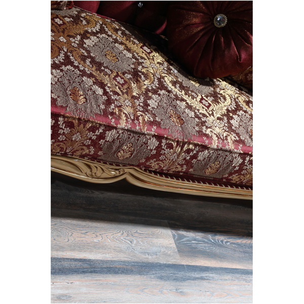 Καναπές τριθέσιος με σκαλιστο ξύλινο σκελετό, σε χρυσαφένιο χρώμα και ταπετσαρία σε μπορντώ απόχρωση. Στηρίζεται σε τέσσερα εμφανή και σκαλιστά πόδια.