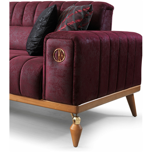 Τριθέσιος καναπές Otto 3S σε μπορντώ χρώμα. Διαθέτει μηχανισμό μετατροπής σε διπλό κρεβάτι, αφράτο κάθισμα και πλάτη και τέσσερα διακοσμητικά μαξιλάρια.