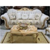 Καναπές τριθέσιος, με καπιτονέ πλάτη και αφράτο μαξιλάρι καθίσματος, επενδεδυμένος με φλοράλ ταπετσαρία, σε χρυσό και καφέ χρώμα.