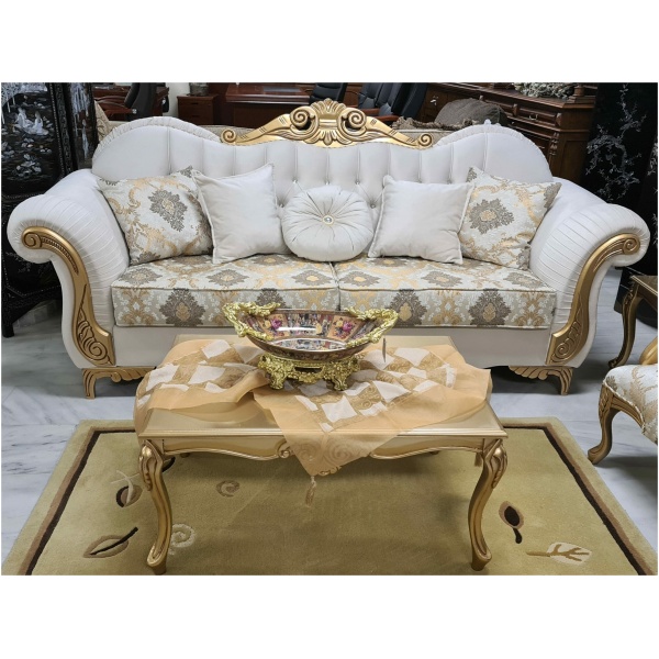 Καναπές τριθέσιος, με καπιτονέ πλάτη και αφράτο μαξιλάρι καθίσματος, επενδεδυμένος με φλοράλ ταπετσαρία, σε χρυσό και καφέ χρώμα.